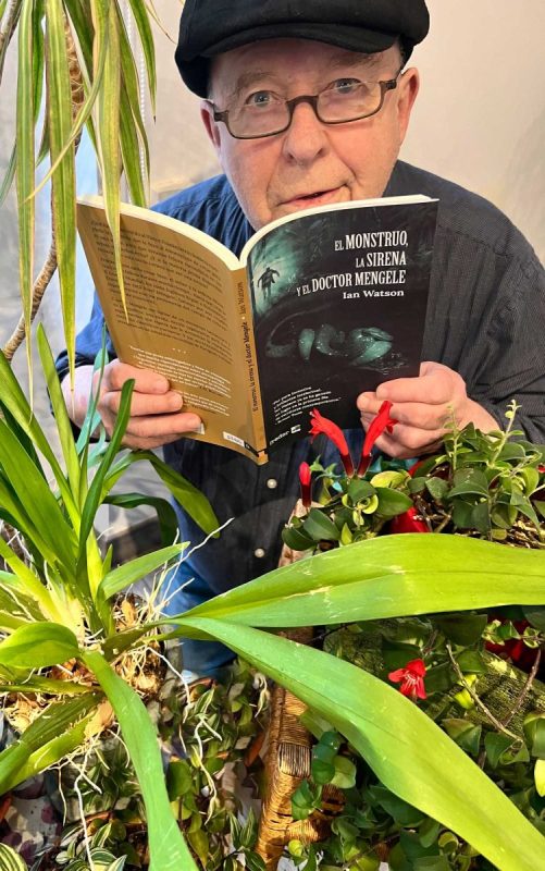 Ian Watson leyendo libro