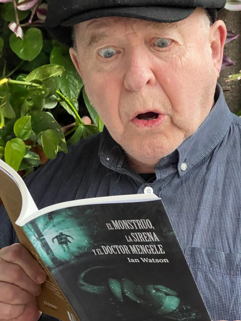 Ian Watson leyendo el libro